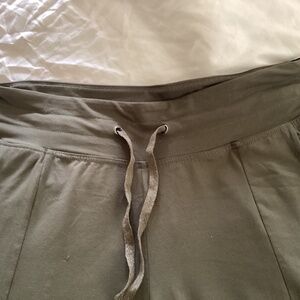 Marina olive capris